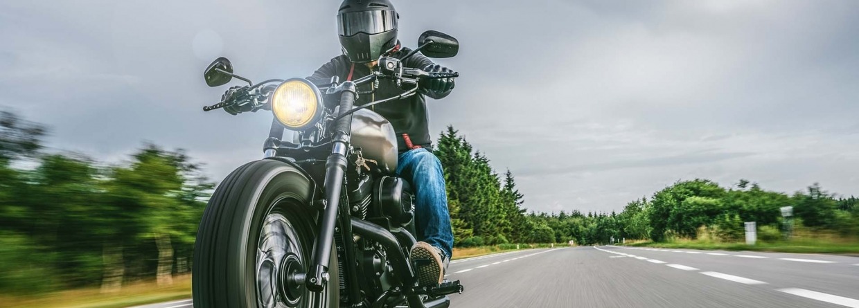 Motorrijder rijdend op motor op een weg