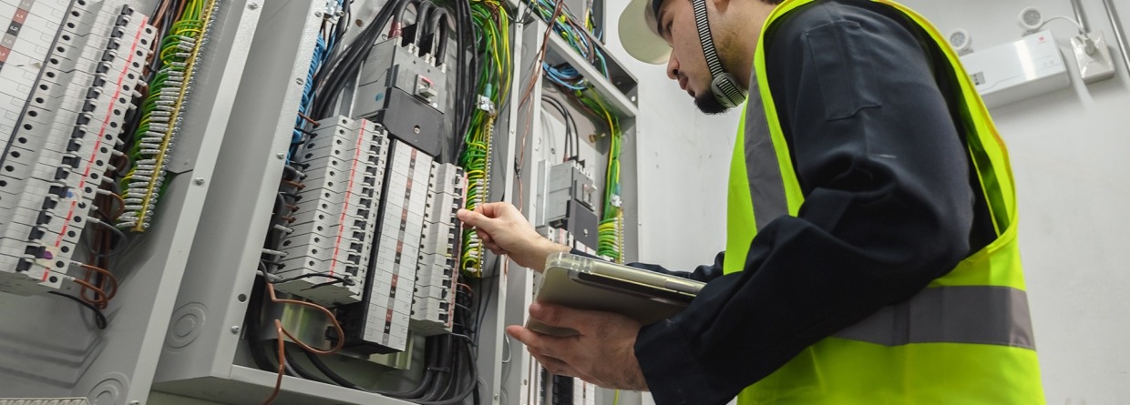 Inspecteur controleert elektriciteit met een tablet 