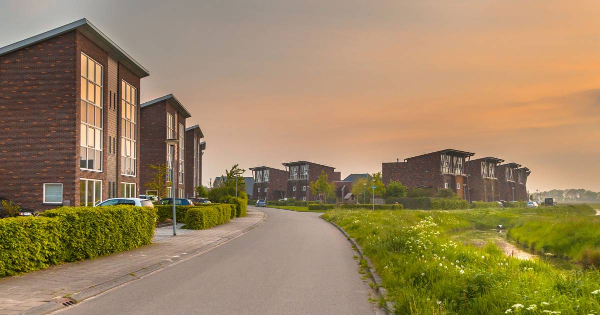 Rij huizen bij zonsondergang