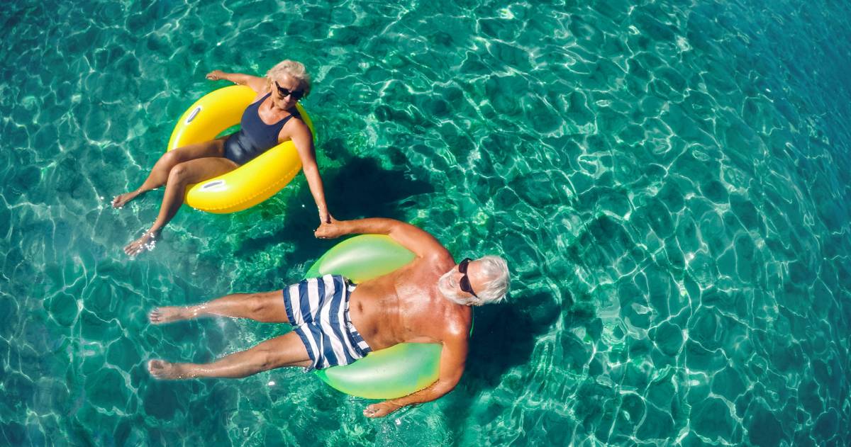 Man en vrouw in een zwemband dobberend in het water