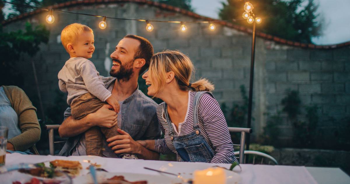 familie geniet van een tuinfeest