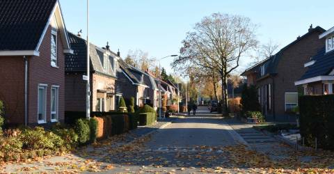 Herfstig straatje in oude woonwijk in Doetinchem